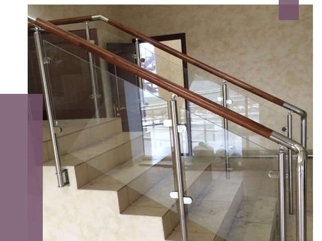 Комбинированные перила из металла и дерева в Верхнем Уфалее